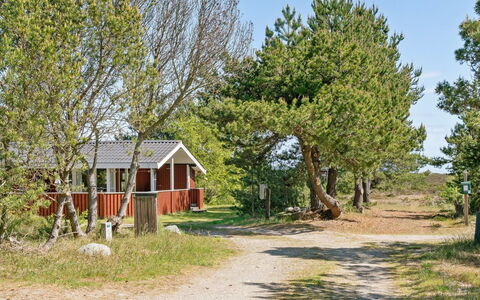 Hrefna - 350M from the Sea: Bois, Toit, Maison, Chalet, Porte, Domicile, Siding, Lot Terre, Batiments Jardin, Cabanon