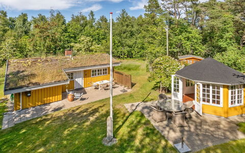 Mirla - 300M from the Sea: Toit, Maison, Domicile, Chalet, Porte, Siding, Plate-Forme, Porche, Planche, Dur