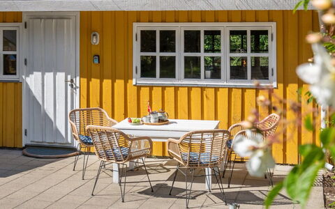 Mirla - 300M from the Sea: Toit, Maison, Domicile, Chalet, Porte, Siding, Plate-Forme, Porche, Planche, Dur