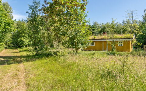 Mirla - 300M from the Sea: Toit, Maison, Domicile, Chalet, Porte, Siding, Plate-Forme, Porche, Planche, Dur