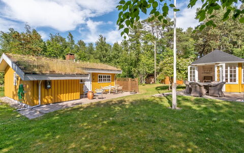 Mirla - 300M from the Sea: Toit, Maison, Domicile, Chalet, Porte, Siding, Plate-Forme, Porche, Planche, Dur