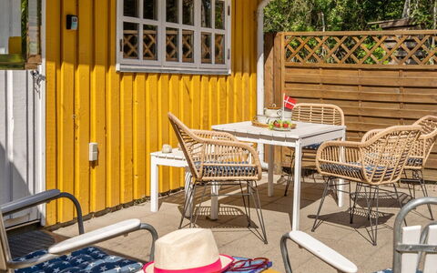 Mirla - 300M from the Sea: Toit, Maison, Domicile, Chalet, Porte, Siding, Plate-Forme, Porche, Planche, Dur
