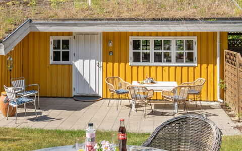 Mirla - 300M from the Sea: Toit, Maison, Domicile, Chalet, Porte, Siding, Plate-Forme, Porche, Planche, Dur