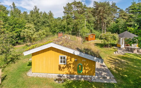 Mirla - 300M from the Sea: Toit, Maison, Domicile, Chalet, Porte, Siding, Plate-Forme, Porche, Planche, Dur