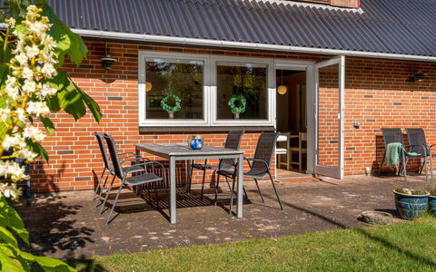 Ognen - 1.5Km from the Sea: Piscine, Mobilier De Jardin, Meubles, Recours, Dalle, Eco Hôtel, Ombre, Chaise, Loisir, Biens