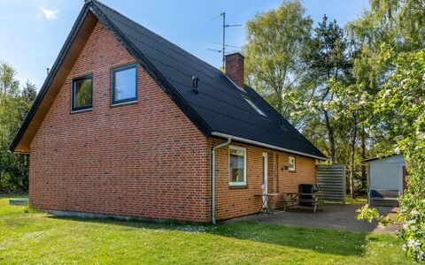 Ognen - 1.5Km from the Sea: Piscine, Mobilier De Jardin, Meubles, Recours, Dalle, Eco Hôtel, Ombre, Chaise, Loisir, Biens