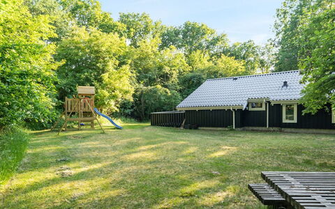 Lovis - 600M from the Sea: Arbre, Herbe, Ombre, Chalet, Zone Rurale, Pelouse, Jardin, Arrière-Cour, Biens, Cour
