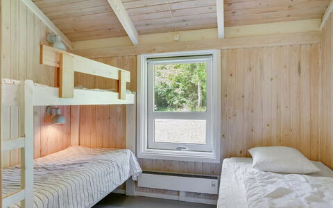 Lovis - 600M from the Sea: Bois, Lit Superposé, Chambre, Plafond, Sol, Lit, Cadre De Lit, Tache De Bois, Dur, Literie