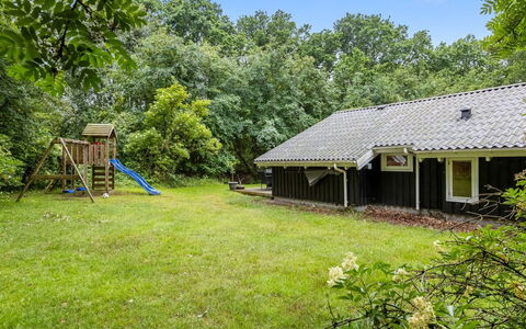 Lovis - 600M from the Sea: Arbre, Maison, Chalet, Toit, Domicile, Zone Rurale, Lot Terre, Jardin, Ombre, Biens