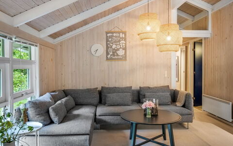 Lovis - 600M from the Sea: Meubles, Bois, Sol, Design Intérieur, Sol, Salon, Plafond, Canapé, Domicile, Appartement