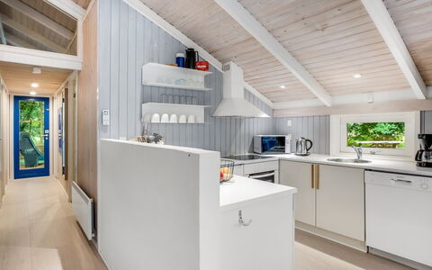 Lovis - 600M from the Sea: Bois, Design Intérieur, Plafond, Sol, Cuisine, Sol, Comptoir, Principaux Appliance, Domicile, Meubles