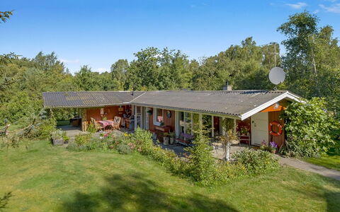 Hartvig - 800M from the Sea: Maison, Toit, Arbuste, Chalet, Domicile, Lot Terre, Jardin, Ferme, Couverture De Sol, Pelouse
