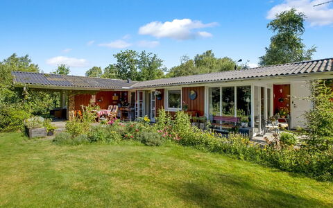 Hartvig - 800M from the Sea: Herbe, Maison, Domicile, Arbuste, Toit, Zone Résidentielle, Chalet, Lot Terre, Jardin