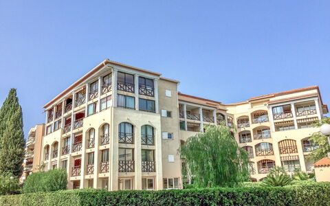 Sainte Maxime 450: Ciel, Plante, Bâtiment, Fenêtre, Design Urbain, Condominium, Arbre, Lot Terre, Herbe, Façade