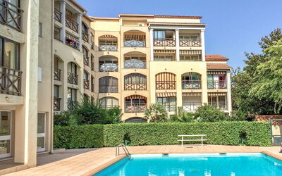 Sainte Maxime 450: L'Eau, Propriété, Jour, Ciel, Fenêtre, Bâtiment, Plante, Bleu Azur, Piscine, Arbre