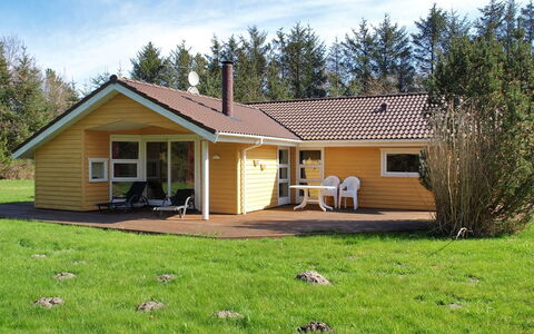 Eljena - 600M from the Sea: Maison, Chalet, Domicile, Toit, Biens, Ferme, Siding, Cour, Pelouse, Batiments Jardin