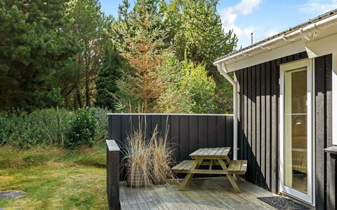 Friederike - 300M from the Sea: Bleu, Arbuste, Chalet, Couverture De Sol, Jardin, Biens, Ombre, Aménagement Paysager, Ferme, Eco Hôtel