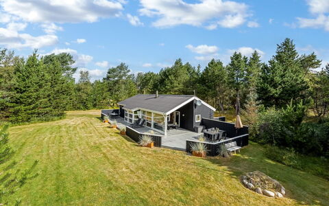 Friederike - 300M from the Sea: Bleu, Arbuste, Chalet, Couverture De Sol, Jardin, Biens, Ombre, Aménagement Paysager, Ferme, Eco Hôtel
