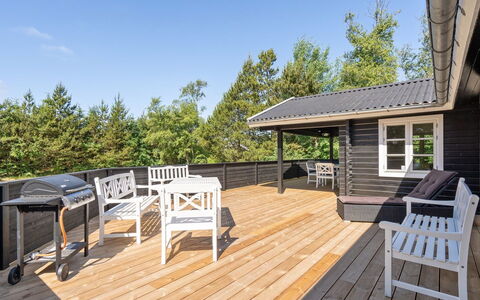 Dorthea - 200M from the Sea: Meubles, Design Intérieur, Sol, Bois, Sol, Plafond, Parquet, Chaise, Table, Éclairage