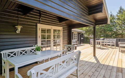 Dorthea - 200M from the Sea: Meubles, Design Intérieur, Sol, Bois, Sol, Plafond, Parquet, Chaise, Table, Éclairage