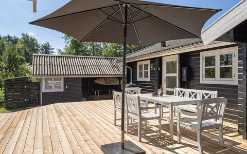 Dorthea - 200M from the Sea: Meubles, Design Intérieur, Sol, Bois, Sol, Plafond, Parquet, Chaise, Table, Éclairage