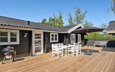 Dorthea - 200M from the Sea: Meubles, Design Intérieur, Sol, Bois, Sol, Plafond, Parquet, Chaise, Table, Éclairage