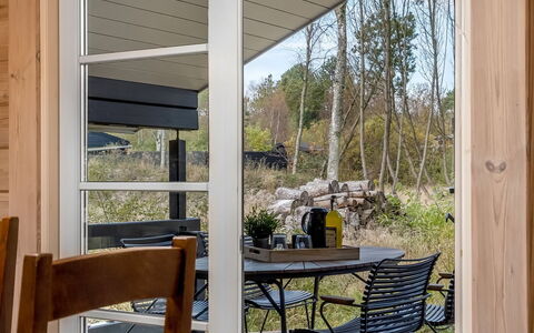 Tanas - 2Km from the Sea: Bois, Meubles, Sol, Chaise, Mobilier De Jardin, Tache De Bois, Dur, Ombre, Verre, Porche