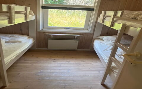 Eldmar - 500M from the Sea: Lit Superposé, Bois, Chambre, Lit, Cadre De Lit, Meubles, Sol, Literie, Tache De Bois, Dortoir