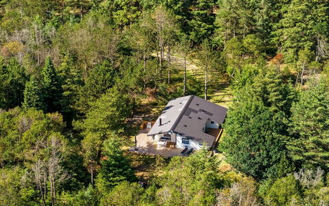 Hakan - 4Km from the Sea: Bleu, Arbuste, Chalet, Couverture De Sol, Jardin, Biens, Ombre, Aménagement Paysager, Ferme, Eco Hôtel