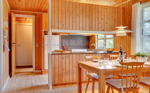 Gizelle - 1.5Km from the Sea: Cuisine, Design Intérieur, Sol, Meubles, Bois, Luminaire, Plafond, Comptoir, Sol, Éclairage