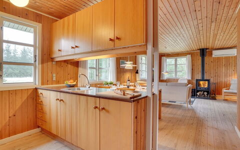 Gizelle - 1.5Km from the Sea: Cuisine, Bois, Sol, Design Intérieur, Plafond, Sol, Comptoir, Cabinetry, Pièce, Tache De Bois