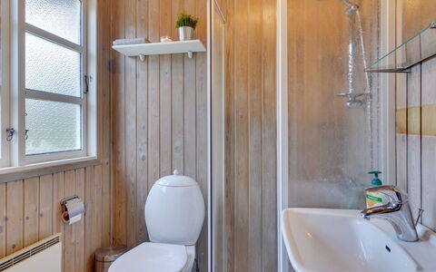 Gizelle - 1.5Km from the Sea: Mur, Sol, Luminaire Plomberie, Bois, Sol, Salle De Bains, Toilette, Design Intérieur, Lavabo, Évier
