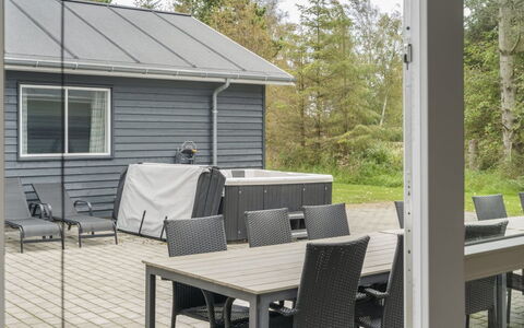 Sinikka - 350M from the Sea: Bois, Domicile, Porche, Plate-Forme, Dur, Toit, Tache De Bois, Parquet, Eco Hôtel