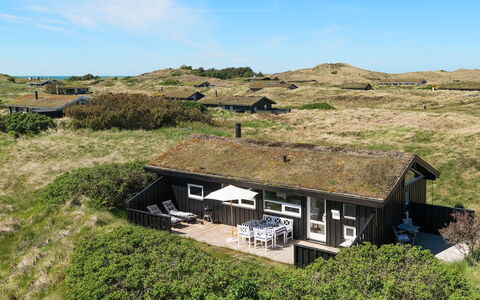 Gerulf - 600M from the Sea: Bleu, Arbuste, Chalet, Couverture De Sol, Jardin, Biens, Ombre, Aménagement Paysager, Ferme, Eco Hôtel