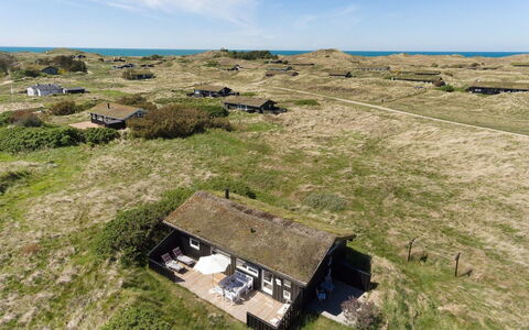 Gerulf - 600M from the Sea: Bleu, Arbuste, Chalet, Couverture De Sol, Jardin, Biens, Ombre, Aménagement Paysager, Ferme, Eco Hôtel