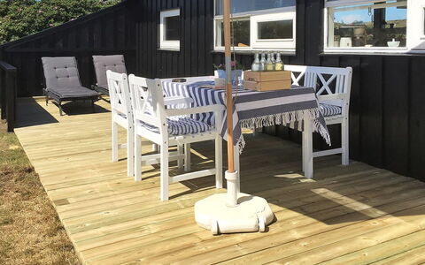 Gerulf - 600M from the Sea: Bleu, Arbuste, Chalet, Couverture De Sol, Jardin, Biens, Ombre, Aménagement Paysager, Ferme, Eco Hôtel