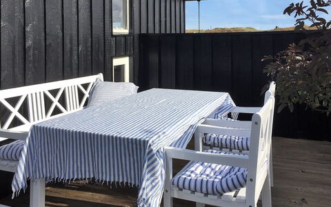 Gerulf - 600M from the Sea: Bleu, Arbuste, Chalet, Couverture De Sol, Jardin, Biens, Ombre, Aménagement Paysager, Ferme, Eco Hôtel