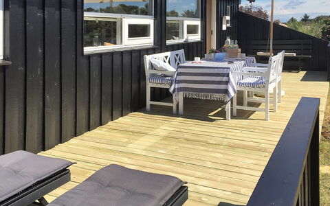 Gerulf - 600M from the Sea: Bleu, Arbuste, Chalet, Couverture De Sol, Jardin, Biens, Ombre, Aménagement Paysager, Ferme, Eco Hôtel