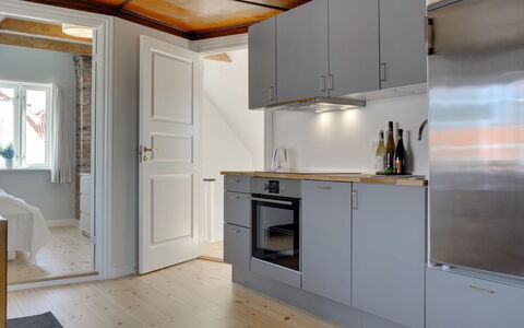 Liina - 200M from the Sea: Sol, Sol, Cuisine, Bois, Design Intérieur, Plafond, Comptoir, Appareil De Cuisine, Principaux Appliance, Meubles