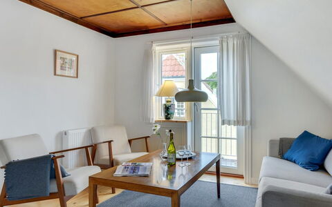 Liina - 200M from the Sea: Meubles, Design Intérieur, Sol, Sol, Bois, Chaise, Plafond, Table, Pièce, Salon