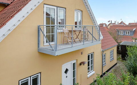 Liina - 200M from the Sea: Domicile, Balustrade, Balcon, Porche, Balustre, Escaliers, Clôture, Siding, Daylighting