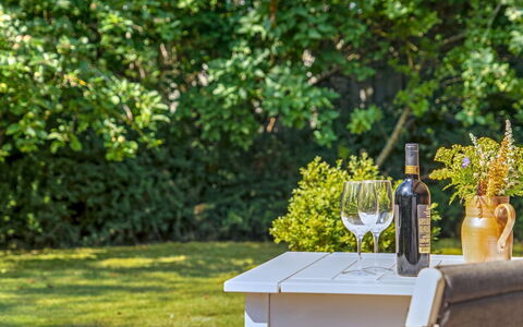 Amila - 425M from the Sea: Meubles, Mobilier De Jardin, Table, Tableau De Plein Air, Chaise, Jardin, Printemps, Ombre, Table Cuisine Et Salle A Manger, Parc
