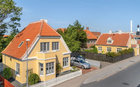 Amila - 425M from the Sea: Bâtiment, Maison, Zone Résidentielle, Toit, Domicile, Façade, Établissements Humains, Chalet, Banlieue, Fenêtre À Guillotine