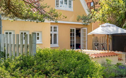 Amila - 425M from the Sea: Fenêtre, Maison, Domicile, Arbuste, Zone Résidentielle, Chalet, Toit, Porte, Jardin