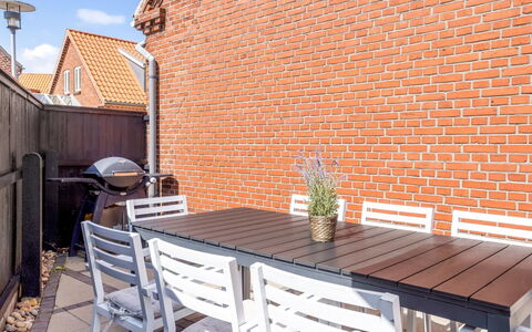 Edita - 250M from the Sea: Maison, Domicile, Toit, Chalet, Biens, Aménagement Paysager, Batiments Jardin, Siding, Ferme