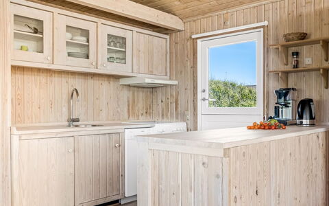 Märta - 300M from the Sea: Bois, Meubles, Cuisine, Domicile, Comptoir, Tache De Bois, Cabinetry, Dur, Planche, Pièce
