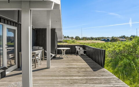 Märta - 300M from the Sea: Bois, Architecture, Porche, Composite, Dur, Planche, Plate-Forme, Ombre, Siding, Biens