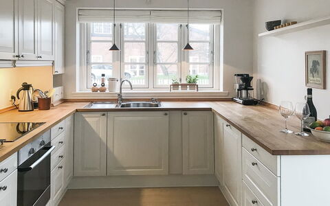 Ejda - 700M from the Sea: Comptoir, Cuisine, Cabinetry, Sol, Meubles, Design Intérieur, Bois, Appareil De Cuisine, Domicile, Sol