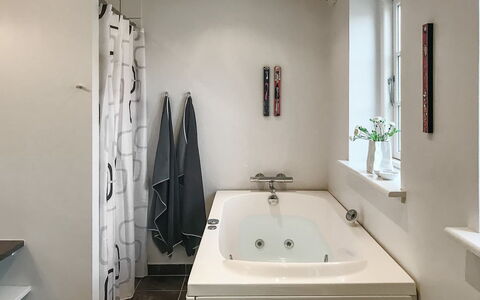 Ejda - 700M from the Sea: Salle De Bains, Baignoire, Luminaire Plomberie, Design Intérieur, Sol, Mur, Sol, Robinet, Plomberie, Pièce