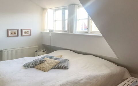 Ejda - 700M from the Sea: Lit, Chambre, Design Intérieur, Literie, Bois, Sol, Drap De Lit, Sol, Plafond, Linge